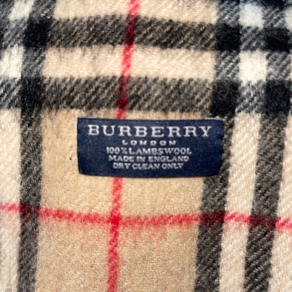 Authentic Nova Check Burberry Lambs Wool Scarf - Picture 3 of 3